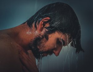 benefici della doccia fredda